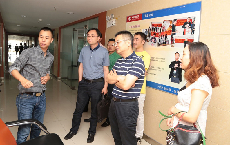 重庆市渝北区人民政府相关领导莅临云南芒果体育集团考察，双方将于近日签订投资合同，芒果体育集团将在重庆投资设立控股子公司和200人规模的技术研发基地