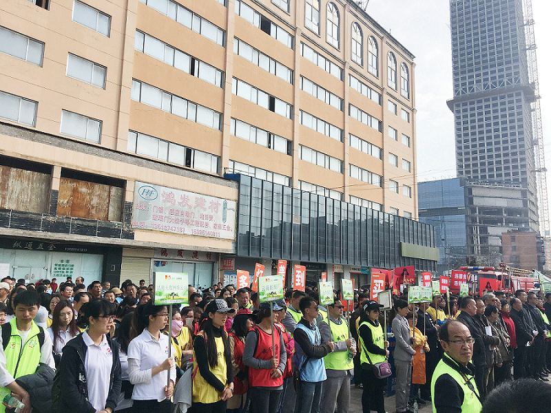 2017年3月5日，是我国第54个学雷锋纪念日。3月份的春天万物复苏，百花齐放。阳光透过淡薄的云层照耀着大地，它的万道金光愉快地普照着万物。春风拂面,是那么清柔,那么亲切,就像是雷锋的精神一直温暖着、鼓舞着芒果体育!
